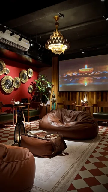觀塘店泰式吊燈、舒適座椅與休憩客廳